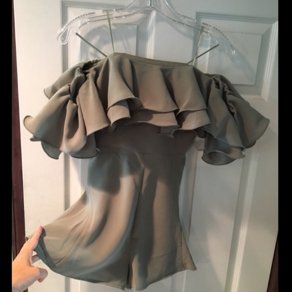 🔥GORGEOUS🔥 UO green off-the shoulder romper - Picture 2 of 5